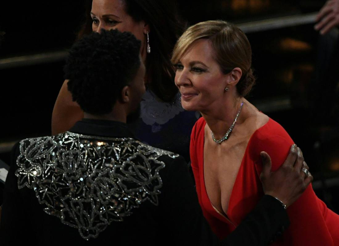 Allison Jenney, la ganadora como Mejor Actriz de Reparto, recibe el saludo de Pantera Negra, el actor Chadwick Boseman. FOTO AFP
