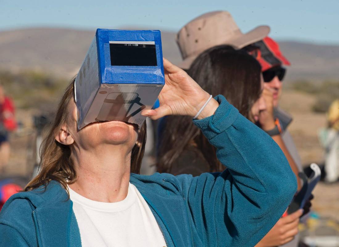 Con máscaras de soldadura, lentes con filtros especiales o simples accesorios artesanales armados con cartón y papel, los aficionados esperaron desde muy temprano el espectáculo astronómico. FOTO AFP