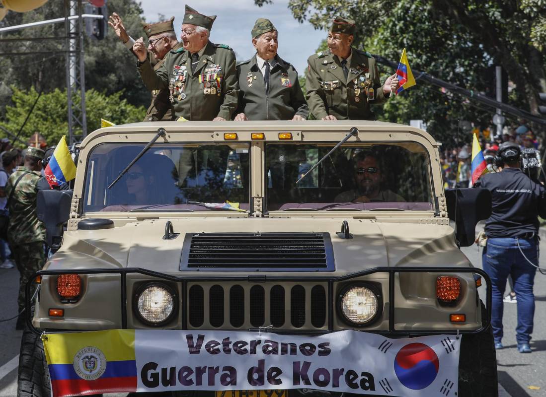 La fiesta de independencia colmó la carrera 70 de Medellín, las Fuerzas Militares, los cuerpos de rescate y los indígenas compartieron con la gente que se volcó a las calles. Foto: Manuel Saldarriaga Quintero.