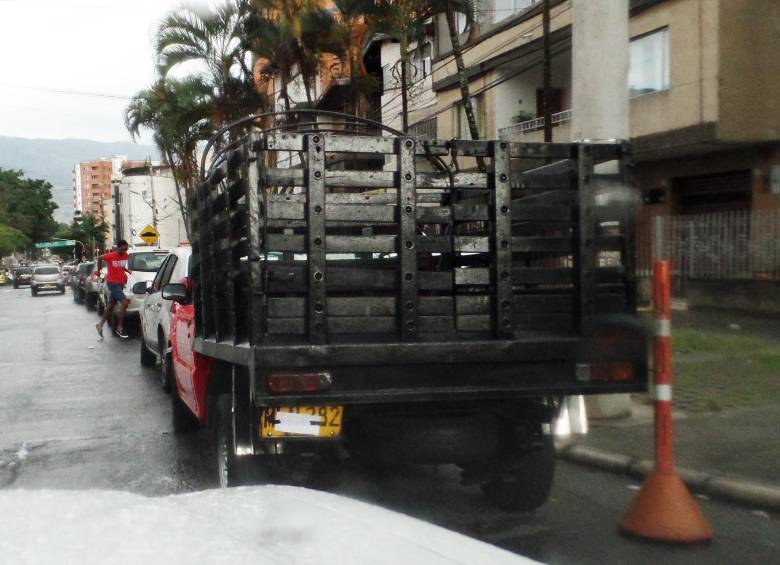 La violación de la norma no se da solo en vehículos particulares, las autoridades también han multado a transportadores privados. FOTOS CORTESÍA DENUNCIAS CIUDADANAS.