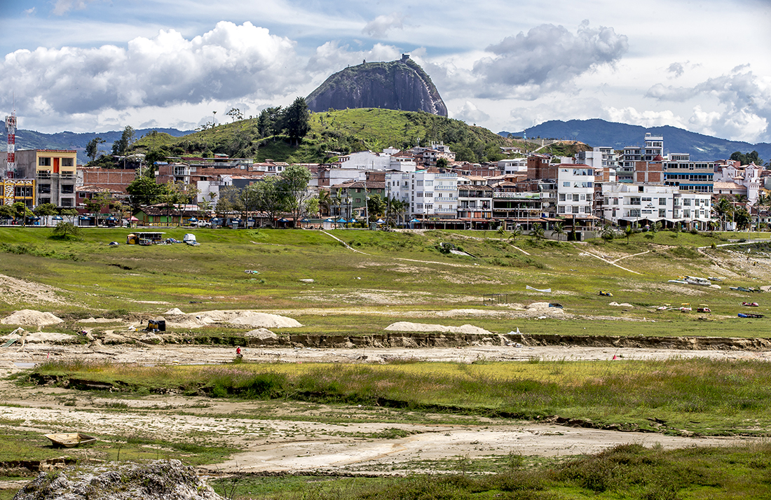 Lo que era un paisaje lleno de agua ahora es arena, pasto y embarcaciones que no flotan. FOTO JUAN ANTONIO SÁNCHEZ OCAMPO