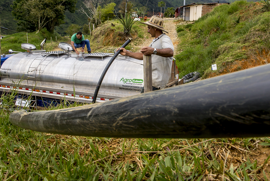 El derrumbe no solo taponó la principal vía de acceso a Cedeño y a las veredas del norte de Campamento, sino que bloqueó la salida de las cosechas y de la leche. Foto Juan Antonio Sánchez Ocampo