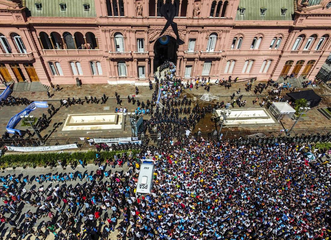 Fanáticos en el mundo le rindieron tributo a la leyenda del fútbol argentino Diego Armando Maradona enterrado en las afueras de Buenos Aires. El cortejo fúnebre recorrió unos 40 km desde la Casa Rosada, sede del Ejecutivo, donde se realizó la velación. Foto: AFP