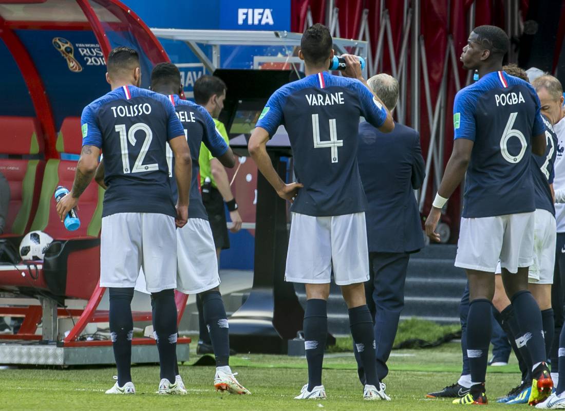Cuando el partido iba 0-0 el árbitro pidió la revisión de una jugada polémica al VAR, lo que derivó en el cobro de un penalti que representaría el primer gol de Francia, que terminaría ganando el encuentro por 2-1. Foto: Juan Antonio Sánchez, enviado especial