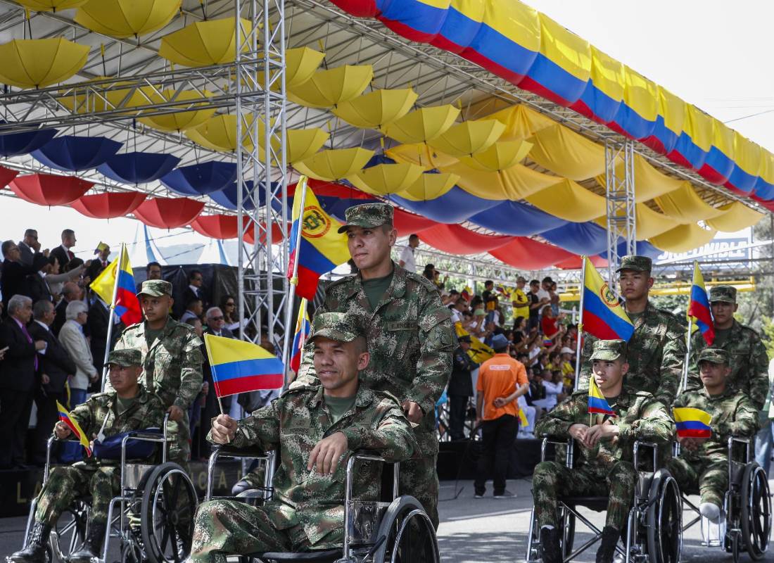 La fiesta de independencia colmó la carrera 70 de Medellín, las Fuerzas Militares, los cuerpos de rescate y los indígenas compartieron con la gente que se volcó a las calles. Foto: Manuel Saldarriaga Quintero.
