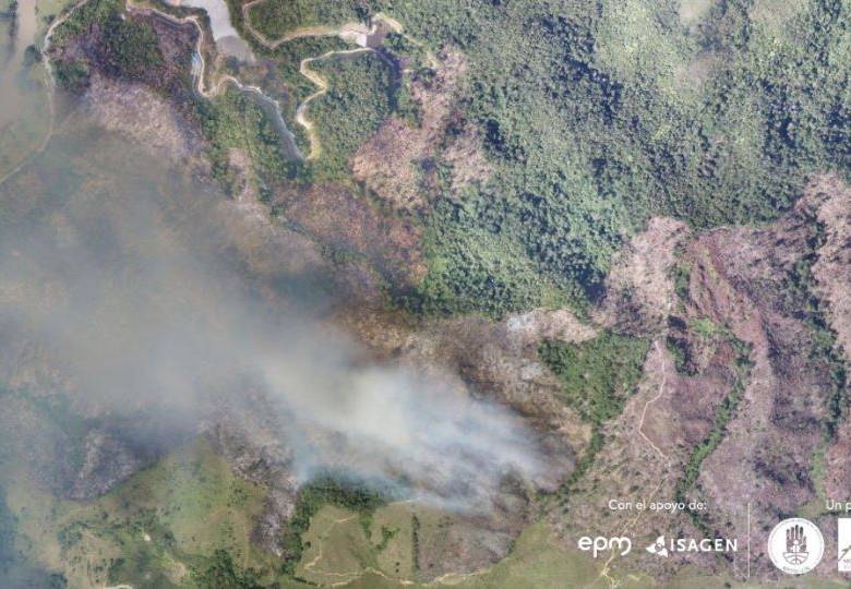 Equipo técnico del Siata estuvo presente en la zona del incendio desde el Puesto de Comando de Drones FOTO: SIATA