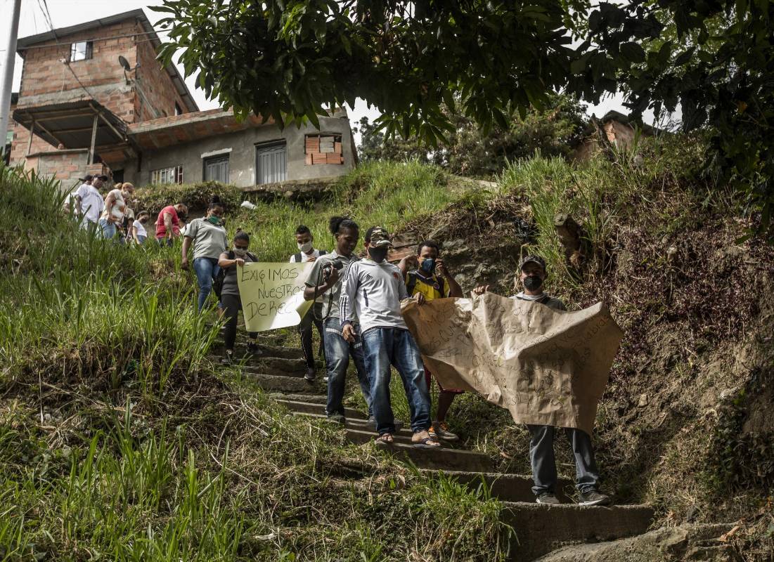 Marcha para hacer un plantón en la vía por falta de ayudas. Foto. Camilo Suarez