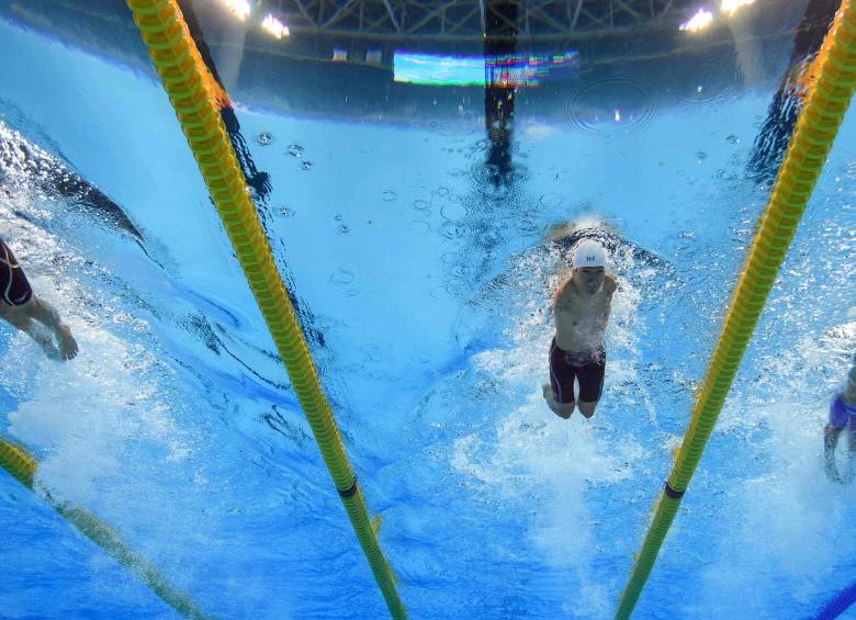 Nelson Crispín (carril de la derecha) compite en la carrera de 50 metros libres. FOTO AFP