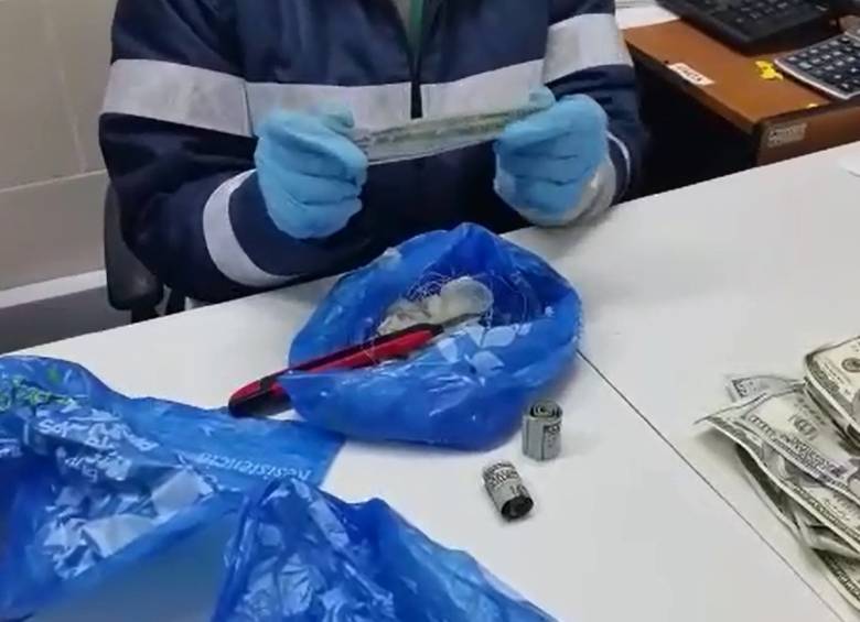 La Policía Fiscal y Aduanera y la Dian capturaron en el Aeropuerto El Dorado a una mujer de 39 años de edad quien provenía de México e ingirió dinero. FOTO CORTESÍA