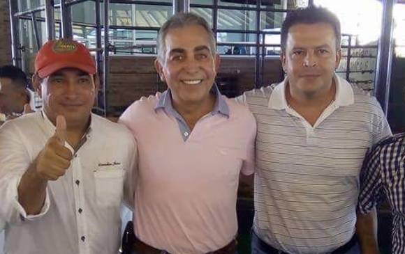 Alcalde de Caucasia, Óscar Suárez (gorra), en campaña, con José Bayron Piedrahíta (centro), investigado por narcotráfico.