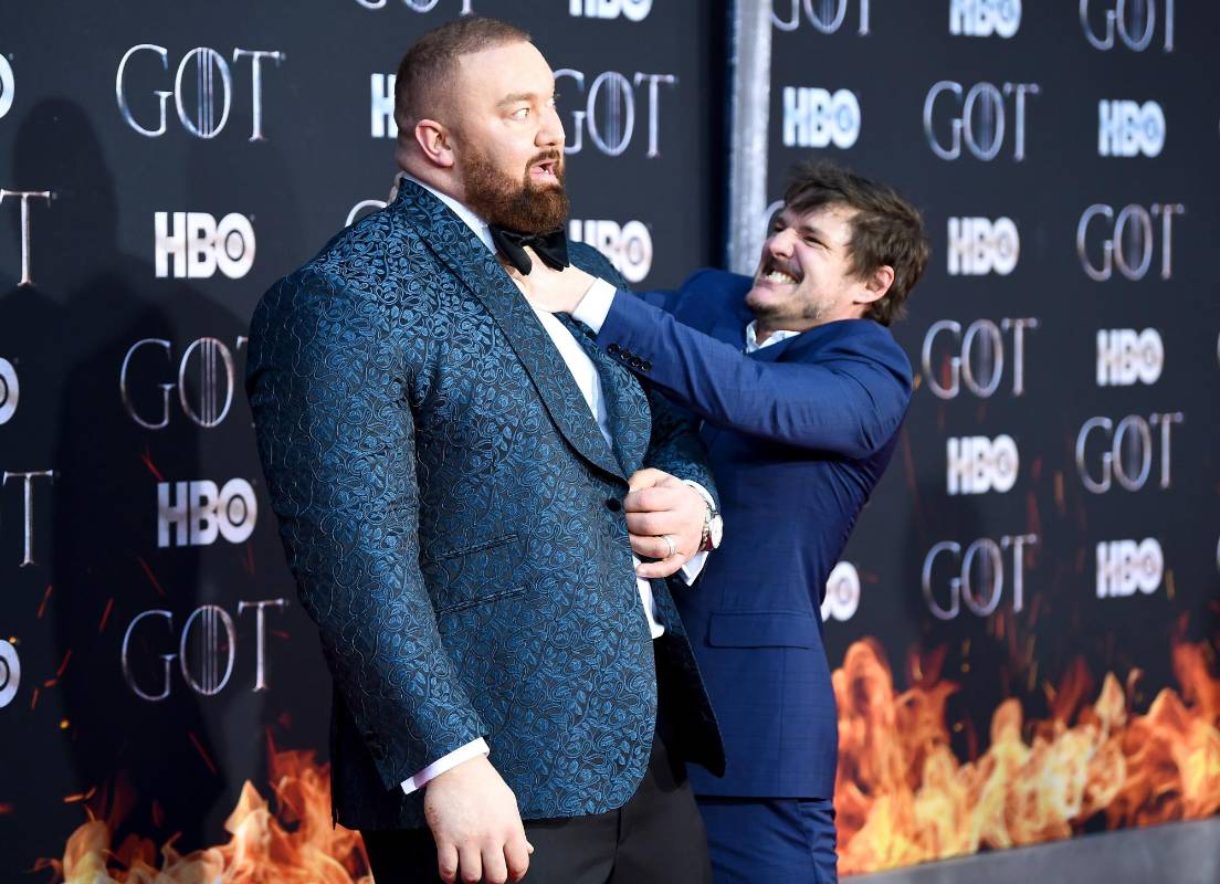 Recordando la famosa escena de su pelea juntos, Hafþor Julius Bjornsson (La montaña) y Pedro Pascal (Oberyn Martell). FOTOS AFP
