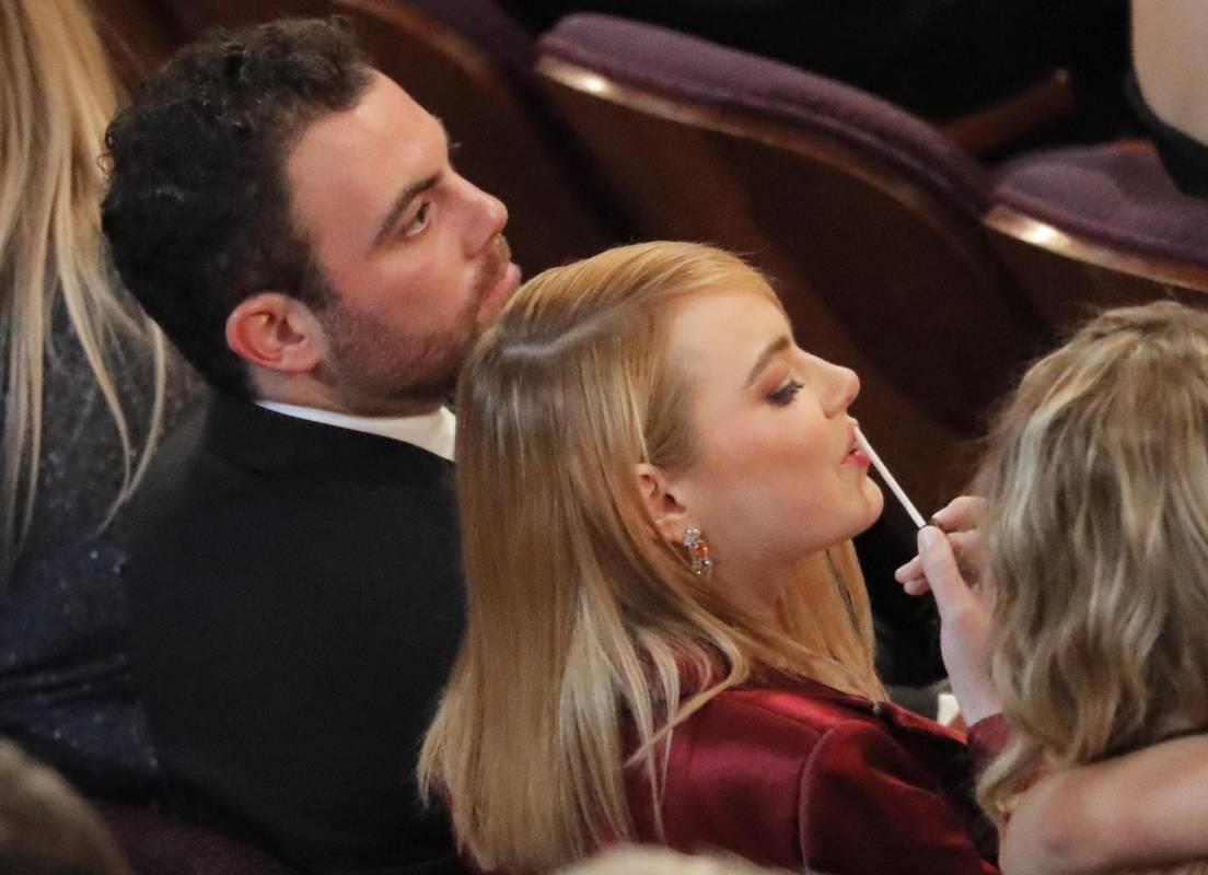 Un momento para retocarse el brillo para Emma Stone. FOTO Reuters