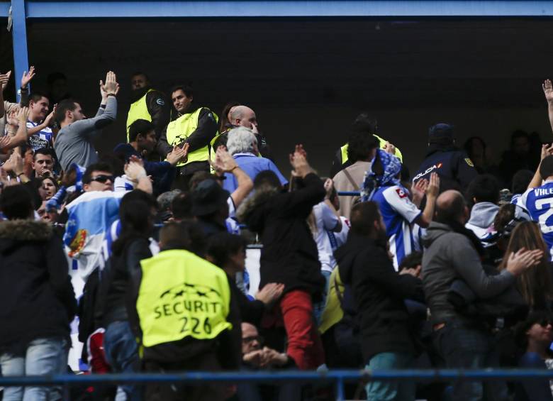 Decenas de hinchas rivales se enfrentaran en las calles unas horas antes de que iniciara el partido. FOTO REUTERS