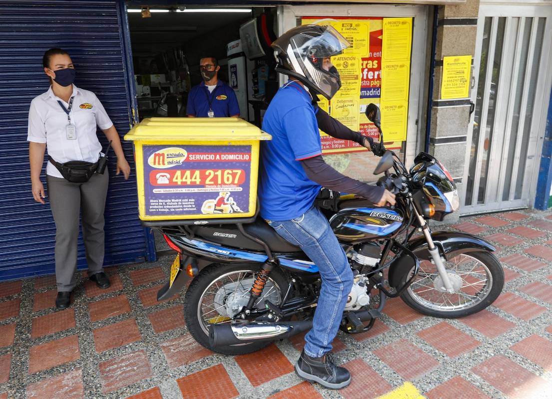 Los grandes supermercados y las tiendas de barrio se transformaron en medio de la pandemia para cuidar a sus clientes y poder sobrevivir económicamente. El domicilio es una de las claves. Foto: Manuel Saldarriaga Quintero.