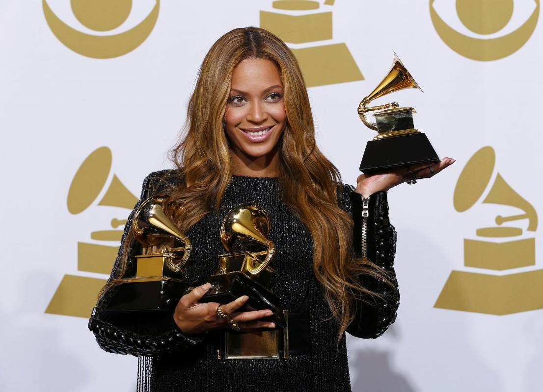 Feliz estaba Beyoncé con sus tres premios. FOTO Reuters