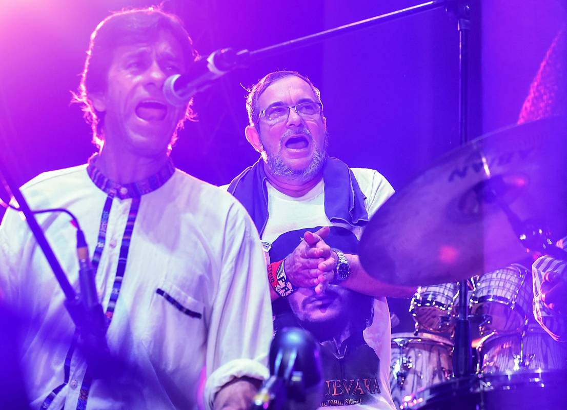 “Llevamos varios años cantando y cuando estábamos en la guerra teníamos a veces una hora para practicar. Ahora lo hacemos seguido”, explicó “Roberto”, integrante del grupo musical. FOTO AFP