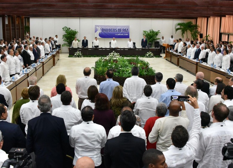 En la mesa estuvieron el presidente Juan Manuel Santos, Ban Ki-moon, Raúl Castro, Borge Brende, alias “Timochenko” y los representantes de los países garantes. FOTO AFP