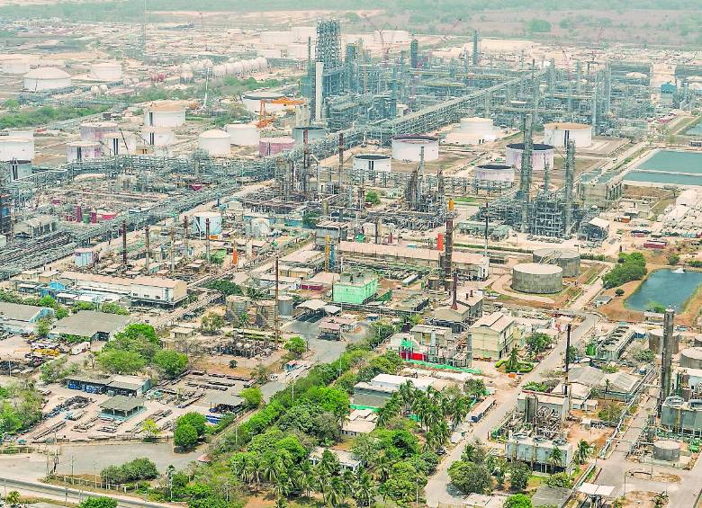 1. La nueva refinería de Reficar ya concluyó todas sus obras de ingeniería y procesará el primer barril de crudo en próximas semanas. Estará en su plena capacidad en marzo de 2016.2 y 3. Sobre un terreno de 140 hectáreas, luego de reubicar unos 20 mil individuos, entre peces, reptiles, aves y mamíferos, se construyó en los últimos ocho años el complejo petroquímico de la nueva planta de Reficar. FOTOs cortesía