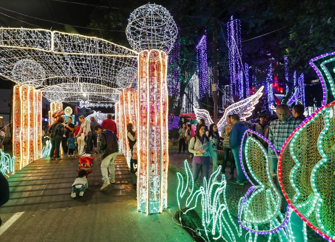 El municipio más pequeño del país recibe miles de turistas y locales para visitar el alumbrado, especialmente en el parque principal. Foto: Róbinson Sáenz