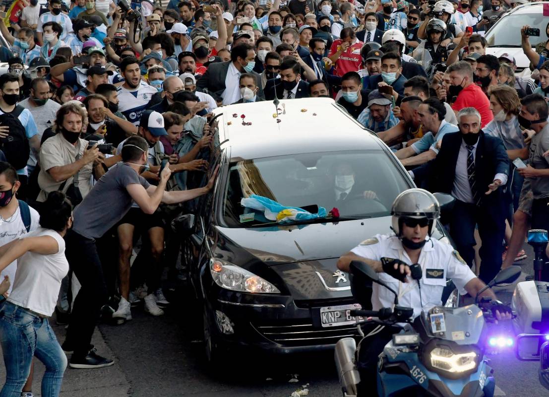 Fanáticos en el mundo le rindieron tributo a la leyenda del fútbol argentino Diego Armando Maradona enterrado en las afueras de Buenos Aires. El cortejo fúnebre recorrió unos 40 km desde la Casa Rosada, sede del Ejecutivo, donde se realizó la velación. Foto: AFP