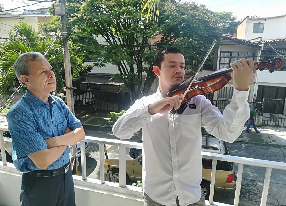 Miguel Chamorro al violín. FOTO MANUEL SALDARRIAGA