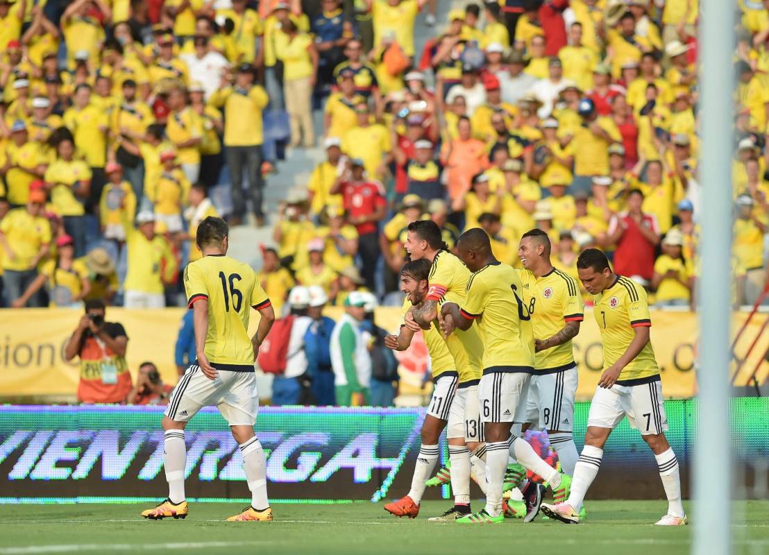 Varios jugadores de la selección Colombia celebran el segundo gol marcado por Sebastián Pérez. FOTO AFP