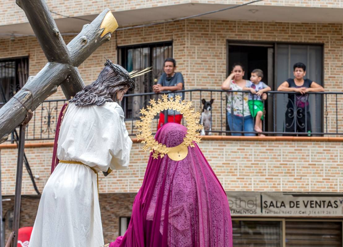 En este municipio del sur, el viacrucis lo lideró el padre Pedro Pablo Agudelo de la parroquia del barrio San Pio. Al mismo tiempo que se hacían las oraciones se recogían donaciones en alimentos y dinero para los más pobres. Foto: Juan Antonio Sánchez. 