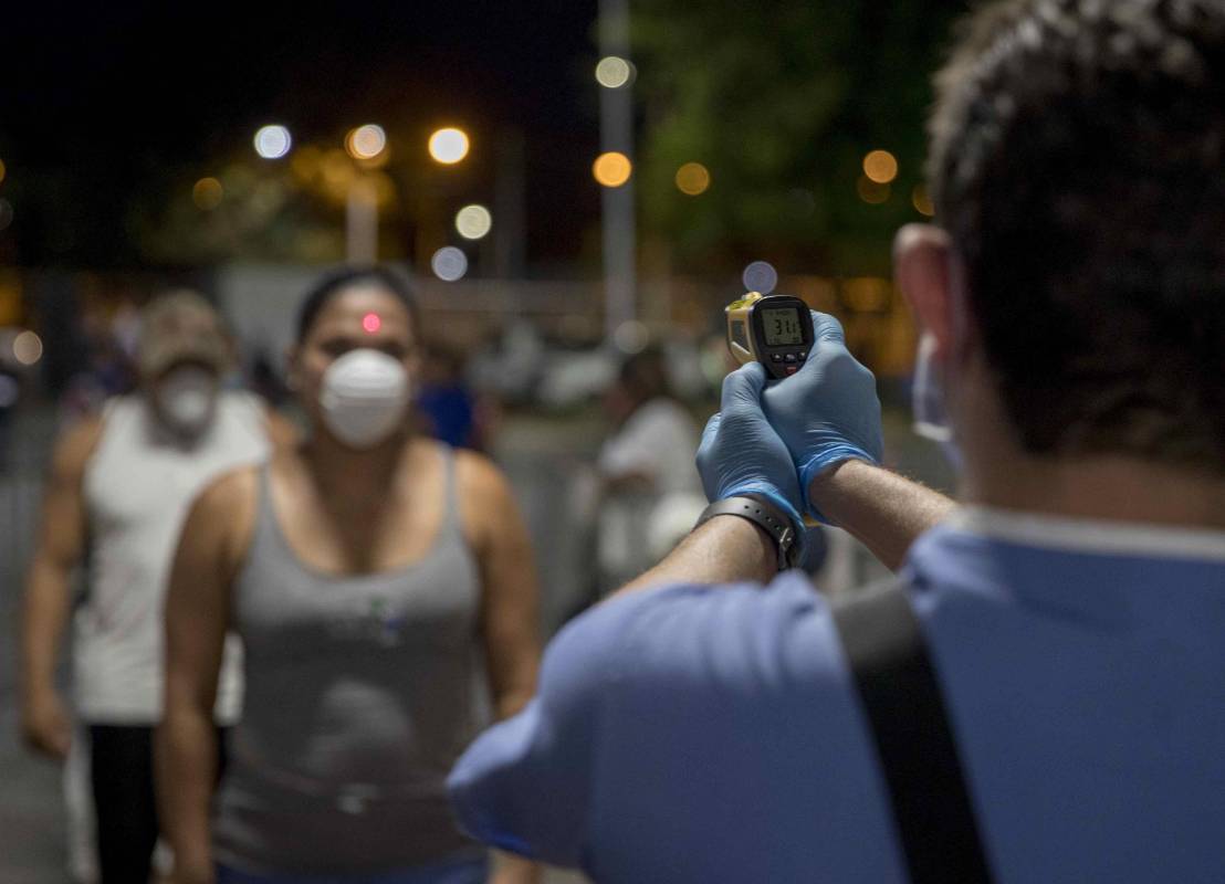 En la entrada controlaban la temperatura de los asistentes. FOTO AFP