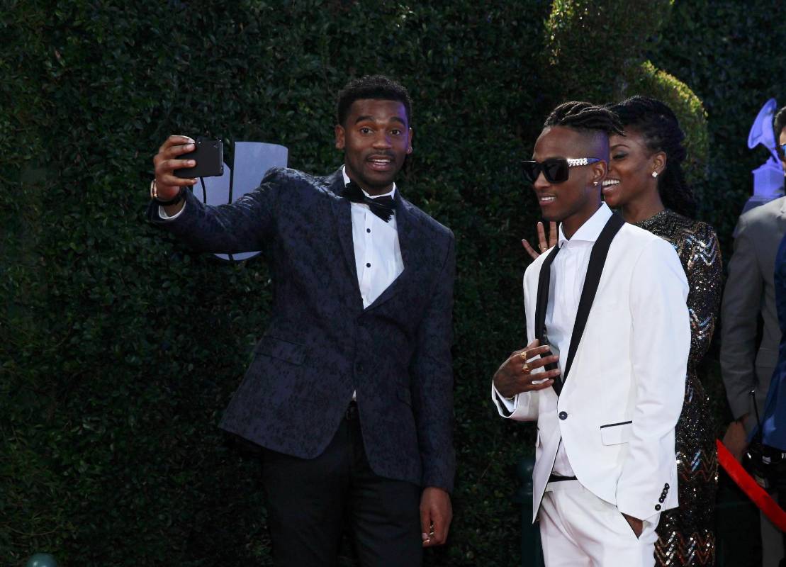 En la alfombra roja hubo tiempo para la selfie de ChocQuibTown. FOTO Reuters