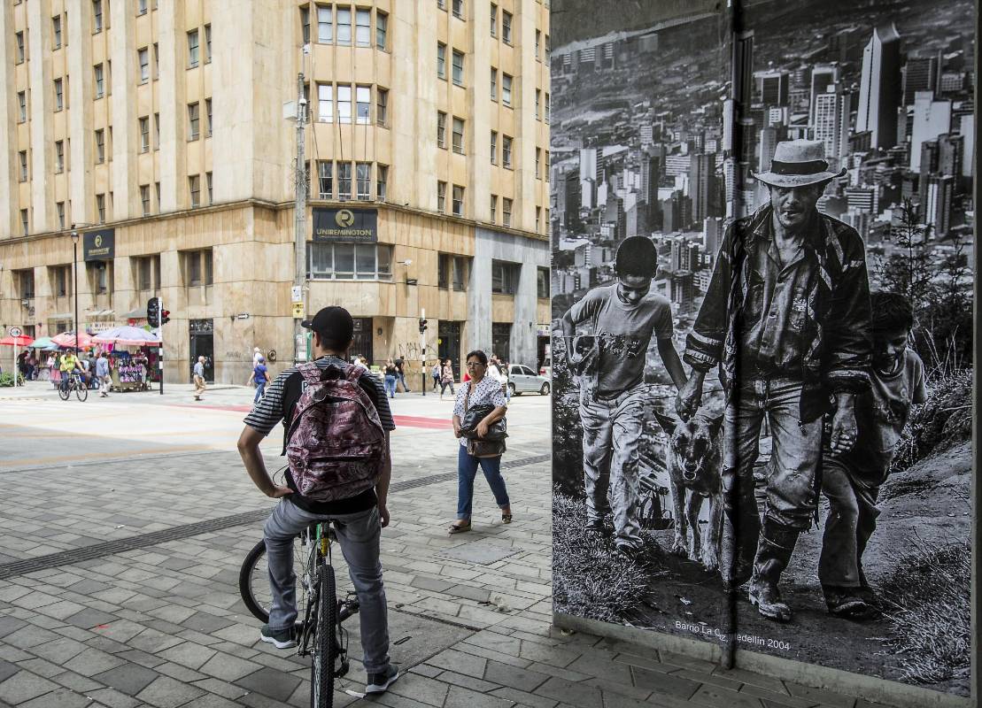 La obra Identidades está compuesta por 32 retratos en blanco y negro de gran formato, que están ubicados en los bajos de la estación Parque Berrío del Metro de Medellín. Foto: Julio César Herrera
