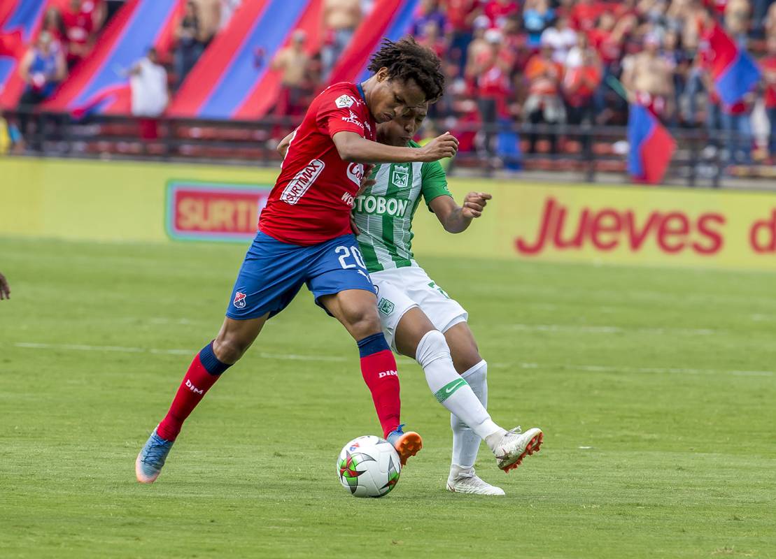 William Arboleda del DIM y Sebastián Gómez de Nacional y una disputa constante en el centro de la cancha. Foto Juan Antonio Sánchez O