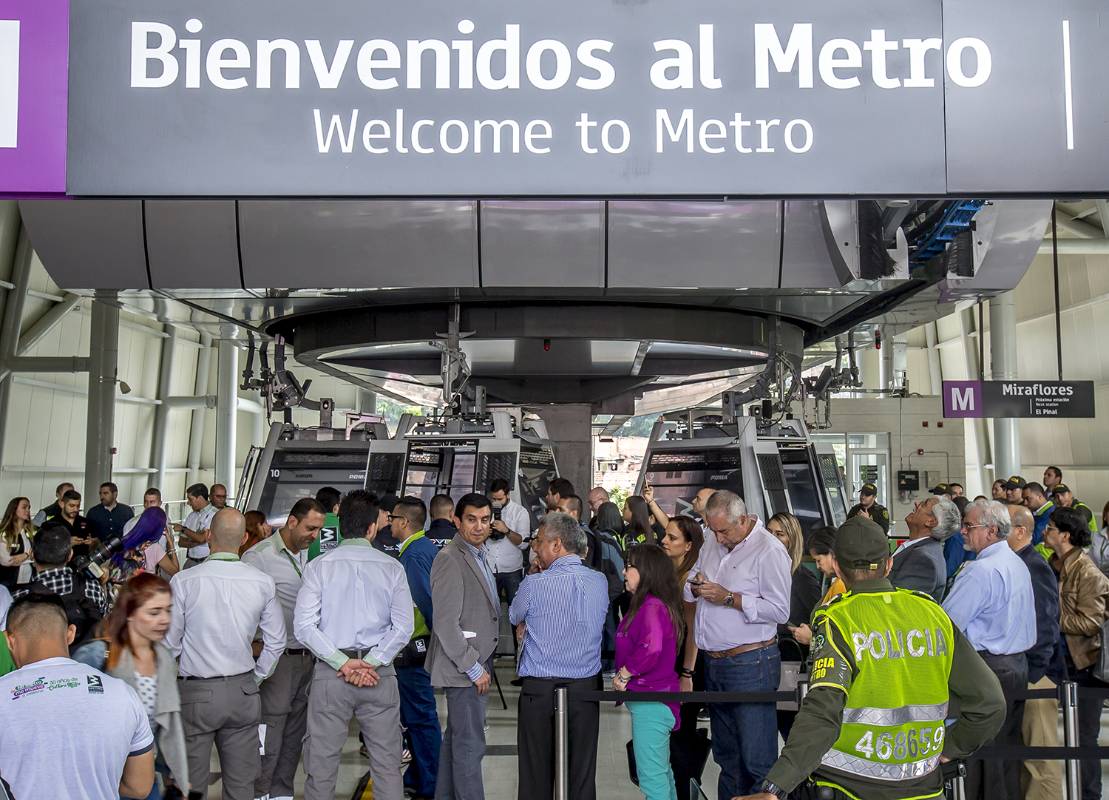 Centenares de personas se dieron cita en la estación Miraflores donde se realizó la inauguración . Foto Juan Antonio Sánchez