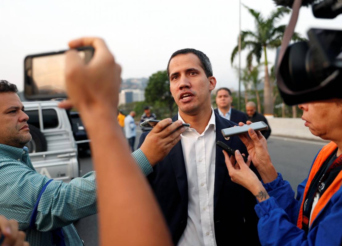 Muy temprano los medios de comunicación empezaron a llegar a las plaza Altamira, afuera de la base aérea La Carlota para atestiguar el levantamiento en contra del régimen. FOTO: Reuters