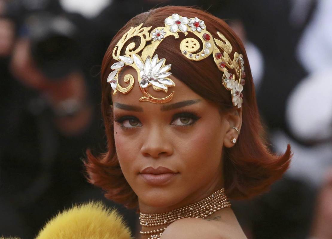 Detalles del tocado de Rihanna. FOTO Reuters