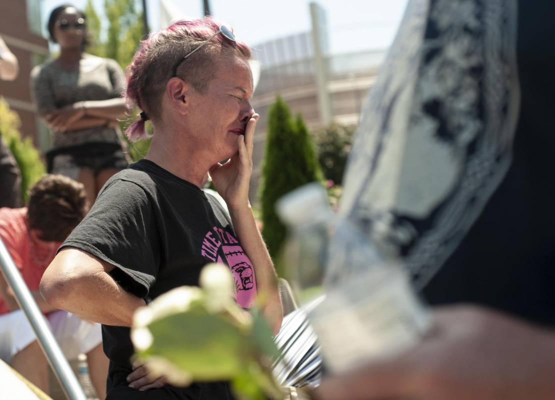 Una mujer llora durante una vigilia por las víctimas del tiroteo masivo ocurrido en Dayton, Ohio. FOTO: AFP. 