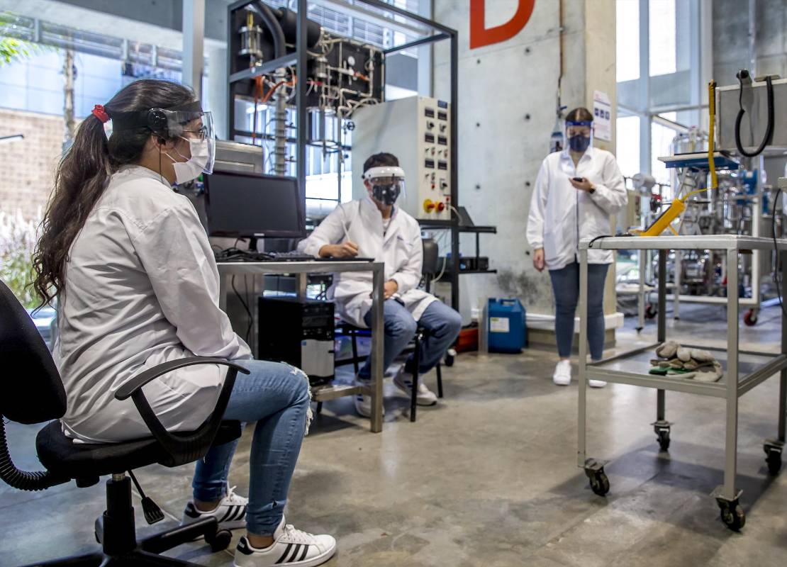 Los estudiantes deben cumplir con el distanciamiento social en los laboratorios, los equipos son sometidos a esterilizaciones para evitar contagios. Foto: Juan Antonio Sánches