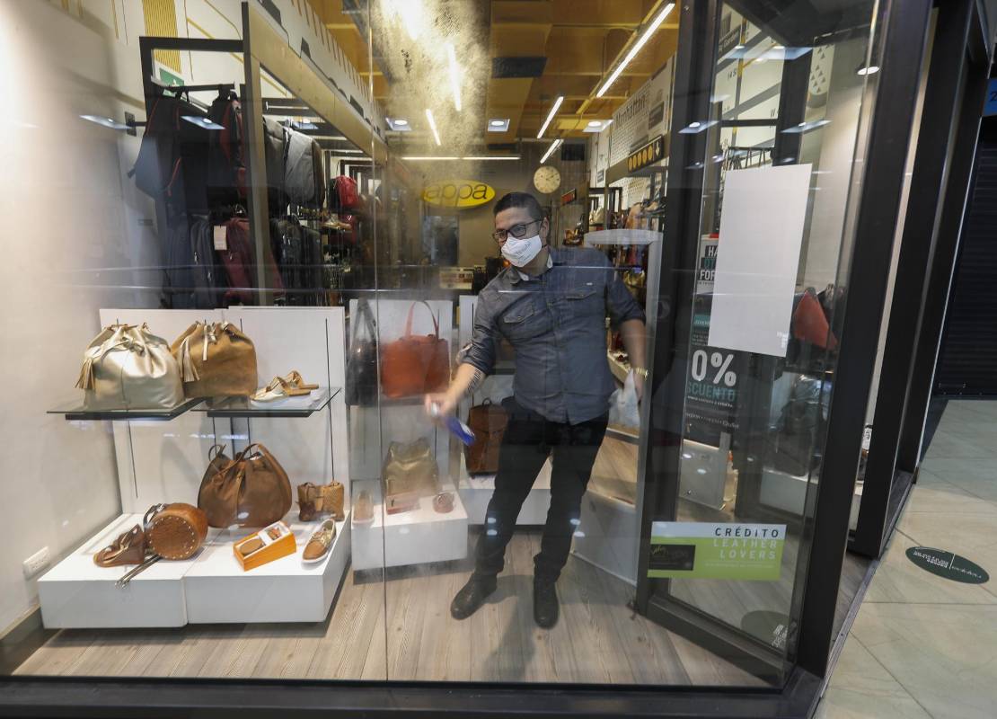 De manera cuidadosa y aplicando los controles de seguridad, en la cuidad de Medellín, aun en época de cuarentena por el covid-19, los centros comerciales Gran Plaza, Oviedo y el Mall de la Frontera, abrieron sus puertas para las personas que desean ir de compras en sus almacenes. Foto: Manuel Saldarriaga Quintero