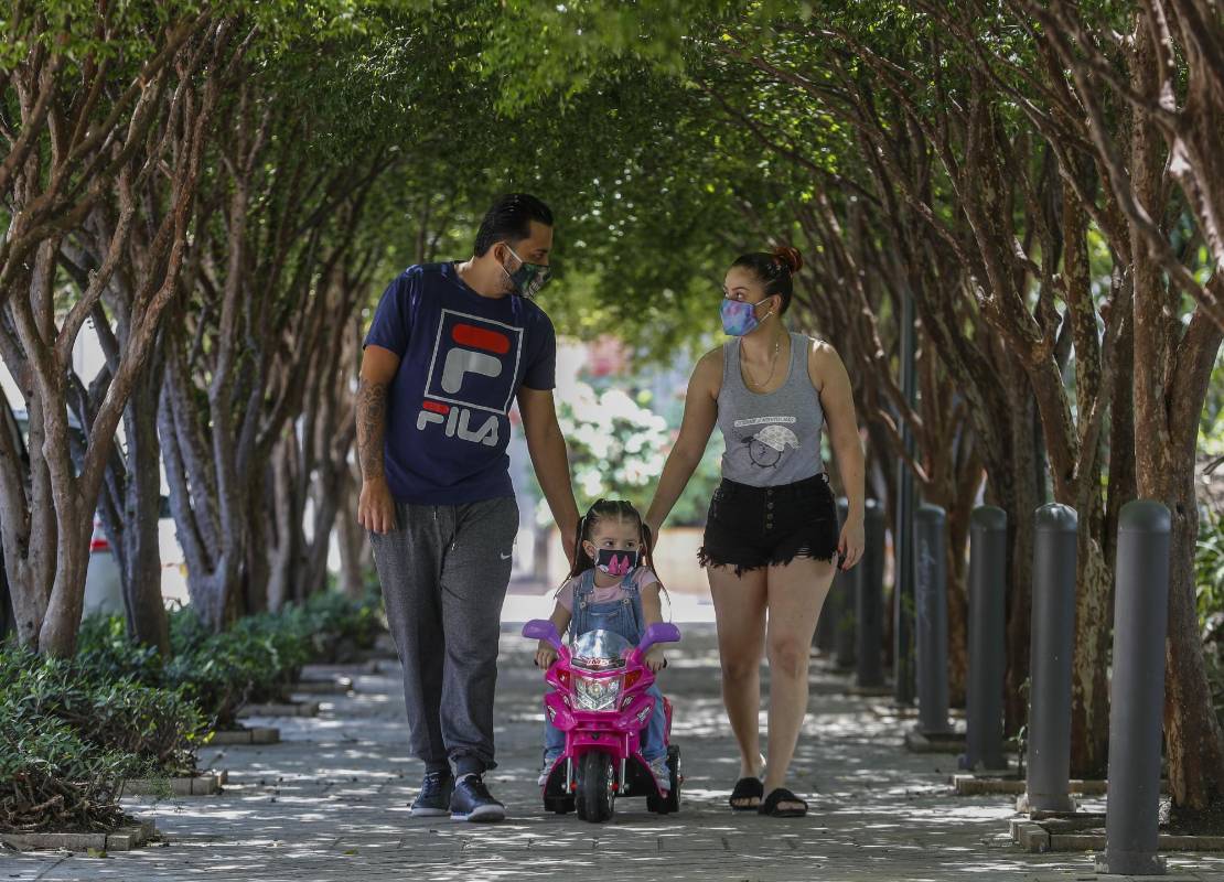 Los niños en la semana podrán salir tres veces de su casa por espacio de 30 minutos, siempre acompañados de un adulto responsable. Foto Manuel Saldarriaga Quintero.