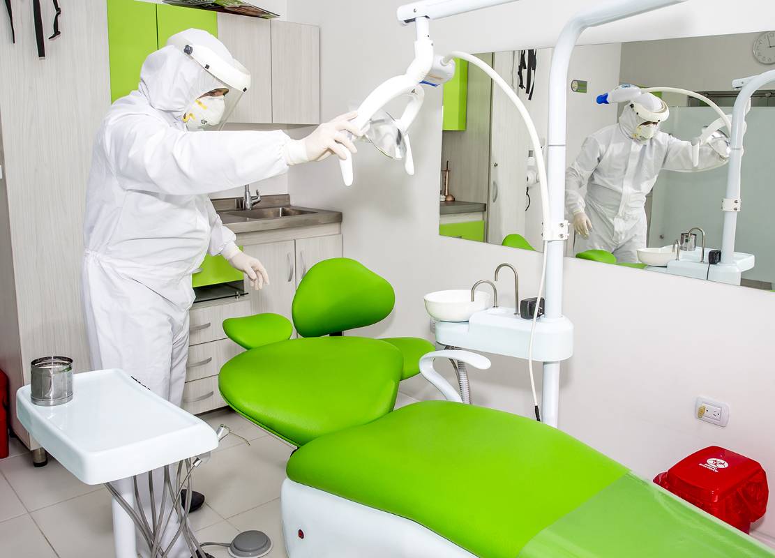 Estos profesionales deben cumplir con protocolos de bioseguridad para evitar contagios incluso desde antes de que llegara la covid-19. Foto Juan Antonio Sánchez Ocampo