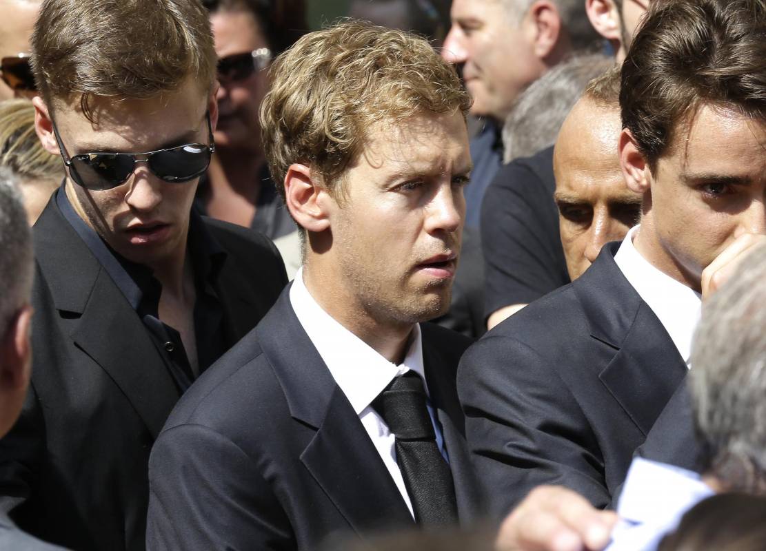 El piloto de Marussia, señalado como una posible futura estrella, estaba en coma desde el accidente. Vettel estuvo presente en la ceremonia. FOTO AP