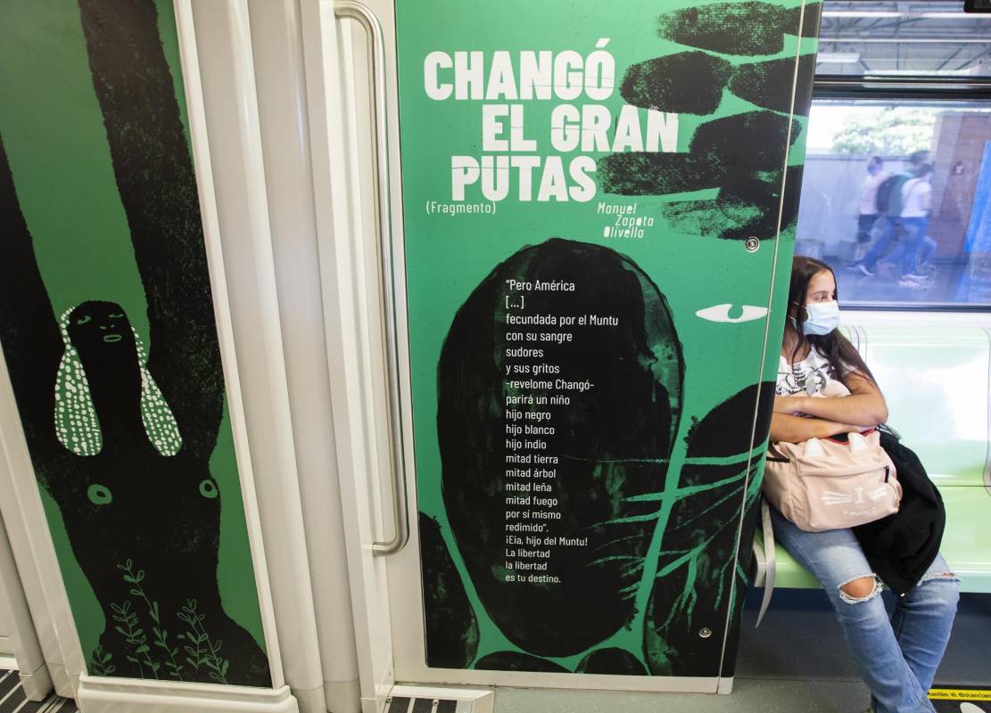 El Metro conmemora la obra de 12 escritores afrocolombianos. Se trata fragmentos de poemas que están escritos dentro de tres vagones en la edición de la 14 fiesta del libro en Medellín. Foto: Manuel Saldarriaga Quintero.