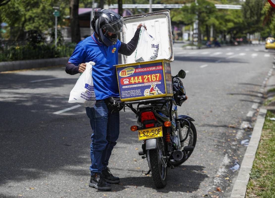 Los grandes supermercados y las tiendas de barrio se transformaron en medio de la pandemia para cuidar a sus clientes y poder sobrevivir económicamente. El domicilio es una de las claves. Foto: Manuel Saldarriaga Quintero.