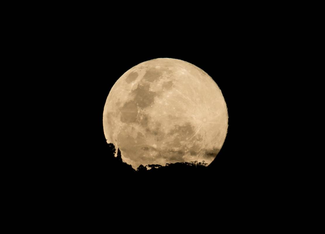 Los expertos aseguran que será la mejor luna del año. Y aunque a ratos las nubes la opacaron, su destello de plata nunca desapareció. FOTOS JUAN ANTONIO SÁNCHEZ