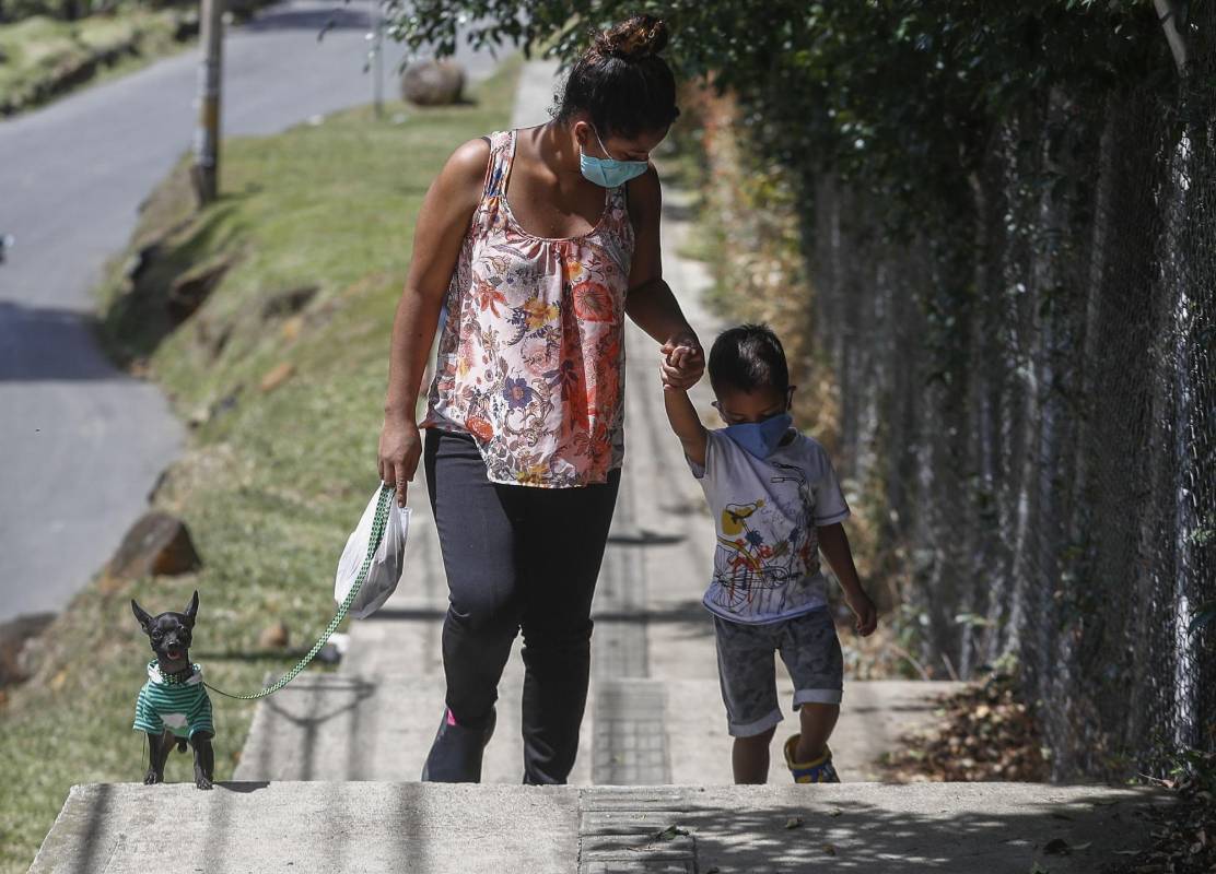 Los niños en la semana podrán salir tres veces de su casa por espacio de 30 minutos, siempre acompañados de un adulto responsable. Foto Manuel Saldarriaga Quintero.