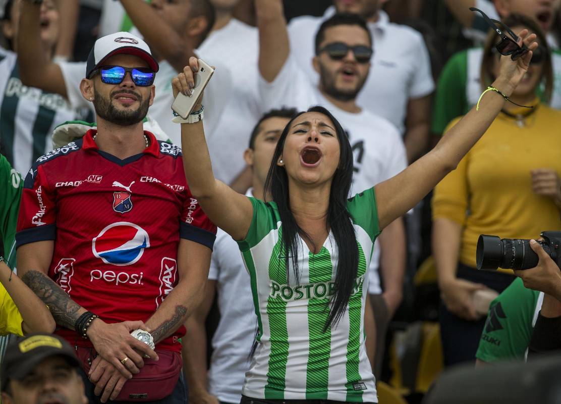 Una muestra más de que ambas hinchadas pueden vivir el fútbol en paz en el mismo recinto. Foto: Jaime Pérez