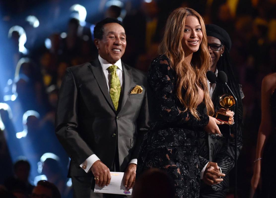 Beyoncé recibió el Grammy como Mejor interpretación R&B. FOTO AP