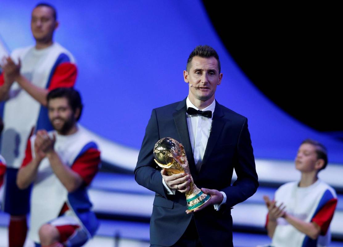 El alemán Miroslav Klose, máximo artillero en la historia de los Mundiales, llevó el trofeo de la Copa Mundo al escenario. FOTO EFE