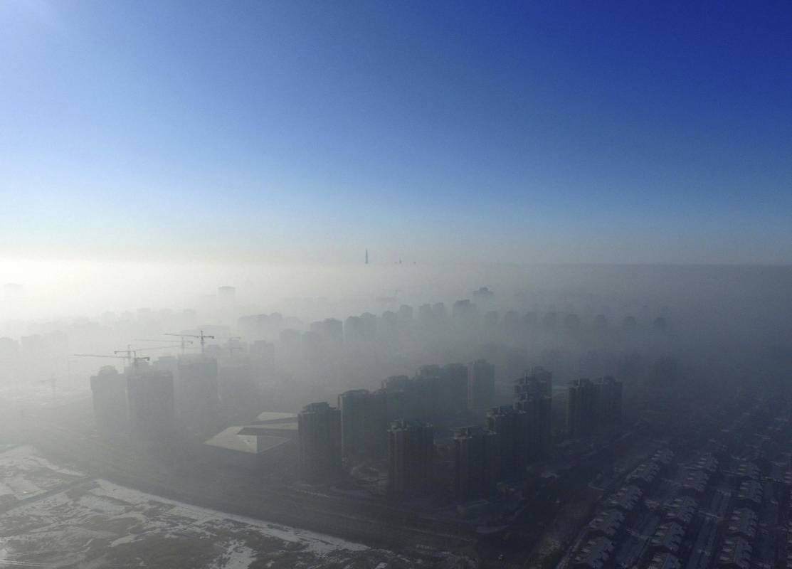 Un total de 24 ciudades chinas empezaron 2017 con una alerta roja -la de mayor gravedad- por la alta polución atmosférica y otras 21, incluidas la capital y Tianjin, se encuentran en alerta naranja -la segunda más grave-. FOTO Reuters