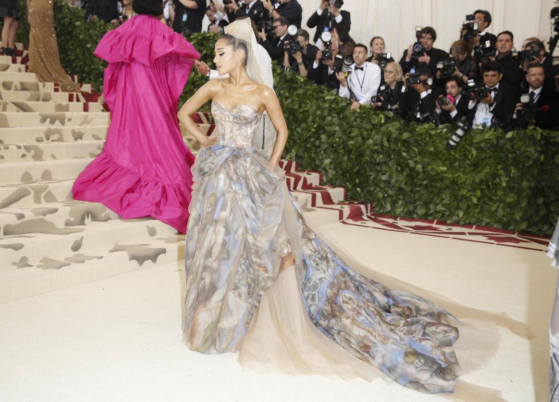 Ariana Grande y su estampado católico. FOTO Reuters
