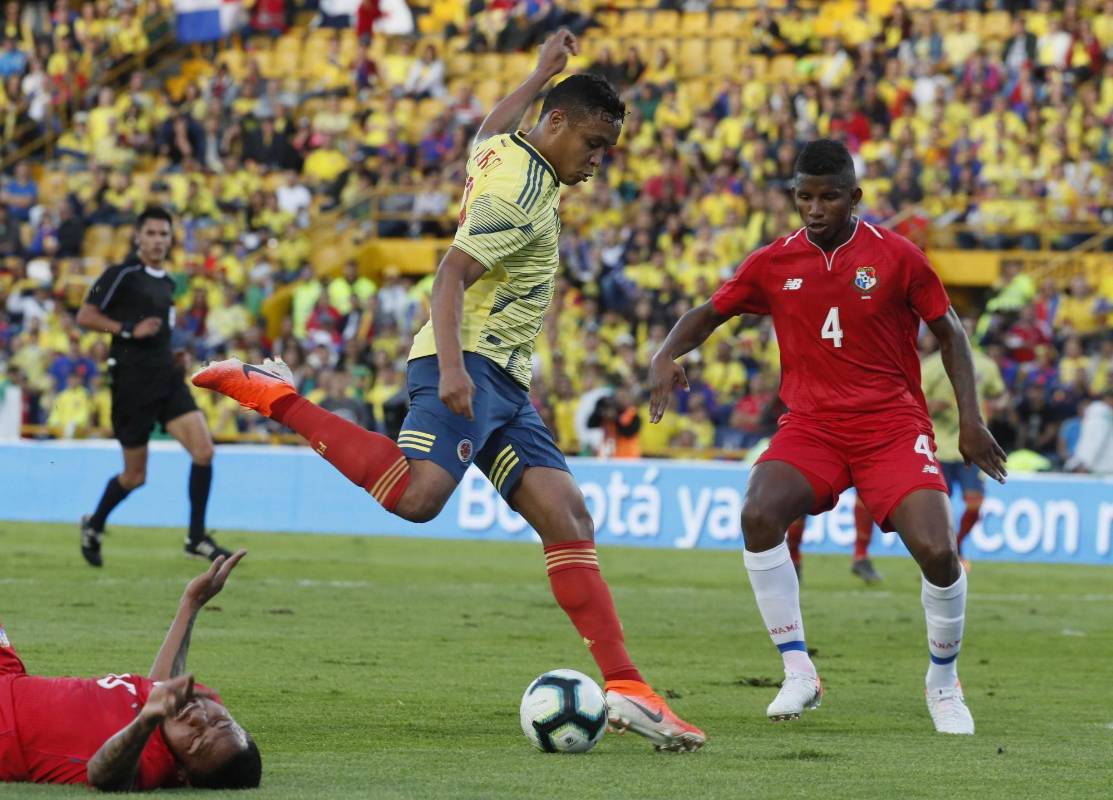 La segunda anotación llegó a los 38 minutos, cuando Luis Fernando Muriel recibió un balón en el centro del campo, avanzó y con espacio pudo patear tranquilo y venció con facilidad al arquero panameño, en una anotación que no fue festejada por el atacante de la Fiorentina italiana. FOTO EFE